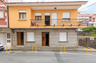Edifici a Avenida areal 30. Casa para reformar de 3 plantas en pleno centro de portonovo
