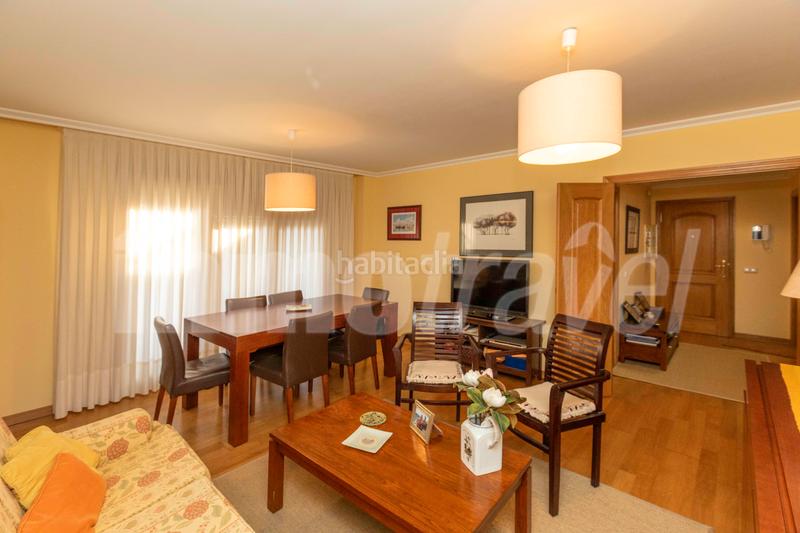 Foto f69f9ef3-b184-4920-bd83-e55d86719726. Apartament a po-550 3-a a Noalla Sanxenxo
