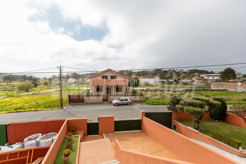 Foto 451517c4-c0ab-4520-a24e-5af78b70e0ed. Casa adossada a lugar soutullo 90d a Noalla Sanxenxo