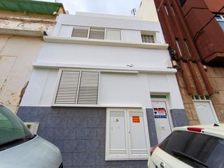 Casa adosada  Calle calle tamadaba. Adosado con azotea en venta en la isleta!