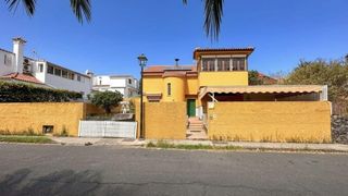 Xalet a Calle tabaiba 20. Chalet al lado de campo de golf en zona residencial de alto nive