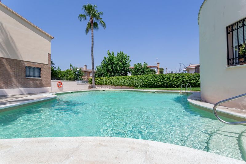 Foto d5457126-a1ff-46e1-a4bd-f4b522f4e7a6. Casa aparellada amb calefacció aparcament piscina a Salou
