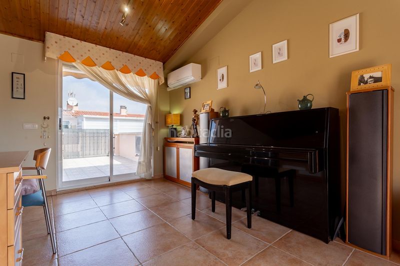 Foto f83037f8-f3aa-45d9-b90d-2dfbc2999d14. Casa aparellada amb calefacció aparcament piscina a Salou
