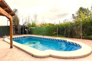 Chalet in Guadalupe. Chalet con parcela y piscina en la huerta