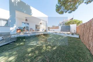 Rent Chalet in Calle betis 16. Chalet independiente con piscina en urb urverosa  el rompido