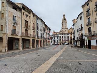 Casa  Plaza mercat. Edificio con local comercial y dos viviendas en xátiva