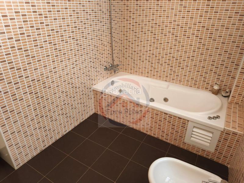 Foto ee8a990c-f2a3-4ce6-8cfb-872baacb12f1. Casa  4 habitaciónes, duplex venta novelé en Novetlè