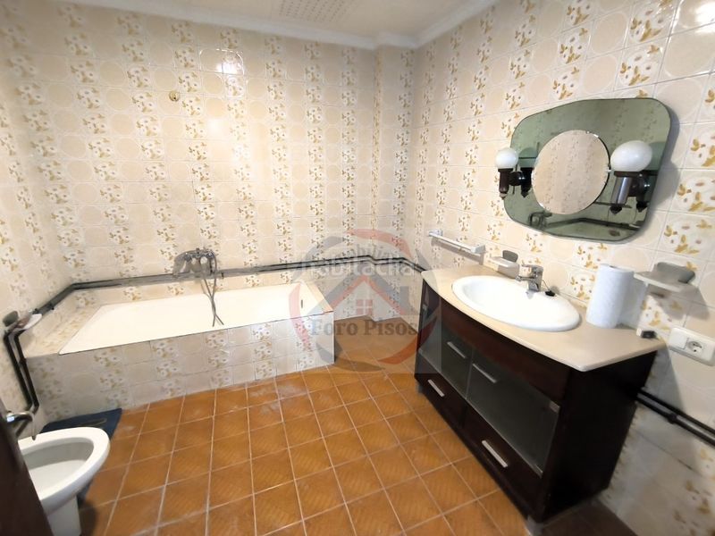 Foto f9593c10-b1b9-4b92-8e23-4b064462a918. Casa amb aparcament a Manuel