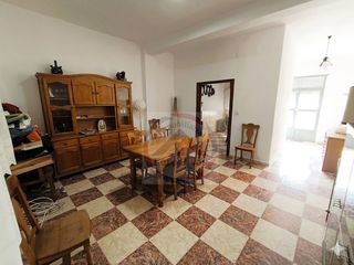 Maison à Manuel. Gran oportunidad en manuel casa amplia con garaje y posibilidad