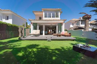 Chalet  De españa. Villa en venta en calahonda, 3 dormitorios.
