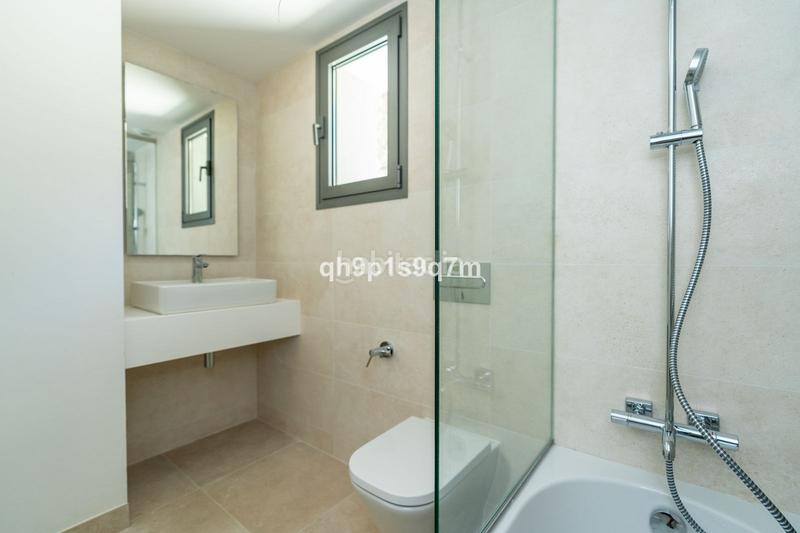 Foto 5cf2c738-d1d4-43f7-b3eb-3539fc99a9a2. Casa a schiera con parcheggio piscina in El Faro de Calaburra - Chaparral Mijas