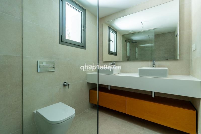 Foto 7c02b064-5345-4c5f-8a56-0098520b2dcf. Casa a schiera con parcheggio piscina in El Faro de Calaburra - Chaparral Mijas