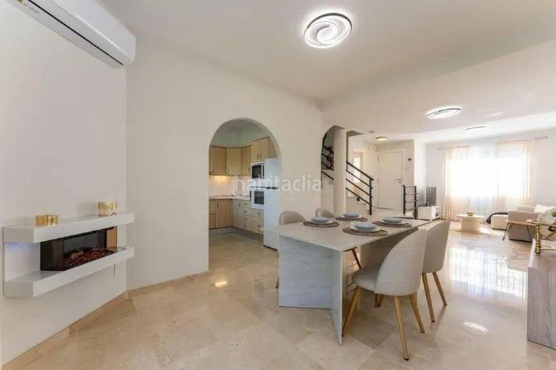 Foto 647c5ffc-7945-4a48-9de6-b2d7a2d9760d. Casa adossada amb aparcament piscina a Cabopino - Artola Marbella