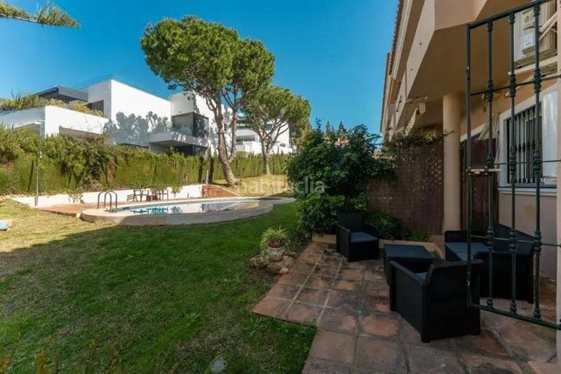 Foto 6ae21a2c-87c7-42ab-88ff-5ac13c8c62b8. Casa adossada amb aparcament piscina a Cabopino - Artola Marbella
