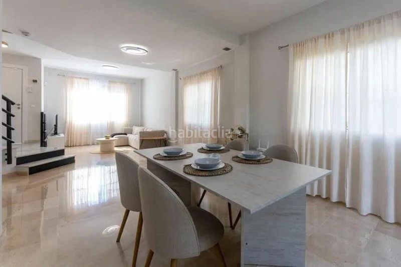 Foto 6b880291-aa4d-4112-83c3-d946b76522df. Casa adossada amb aparcament piscina a Cabopino - Artola Marbella