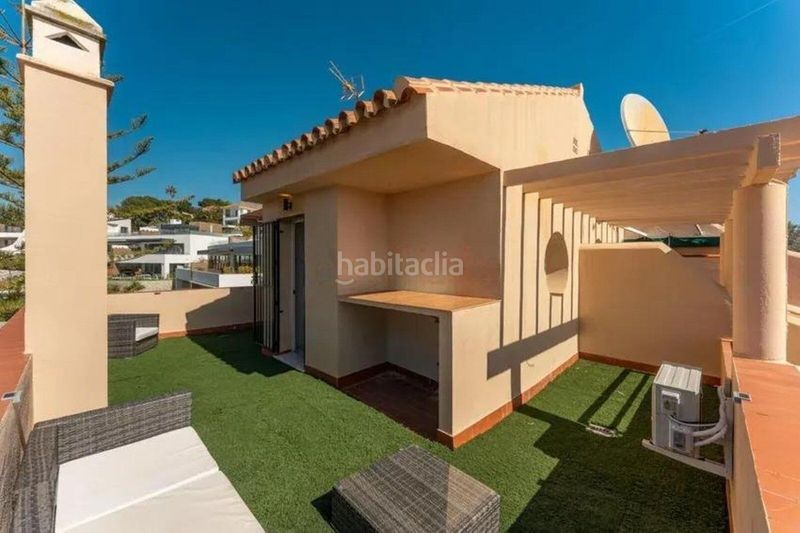 Foto 6f827152-e81f-4877-9eb7-1c2030616308. Casa adossada amb aparcament piscina a Cabopino - Artola Marbella