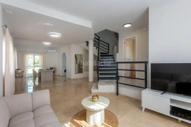 Foto baa5f54d-d0eb-4d16-b0f7-2b8a120f3b27. Casa adossada amb aparcament piscina a Cabopino - Artola Marbella