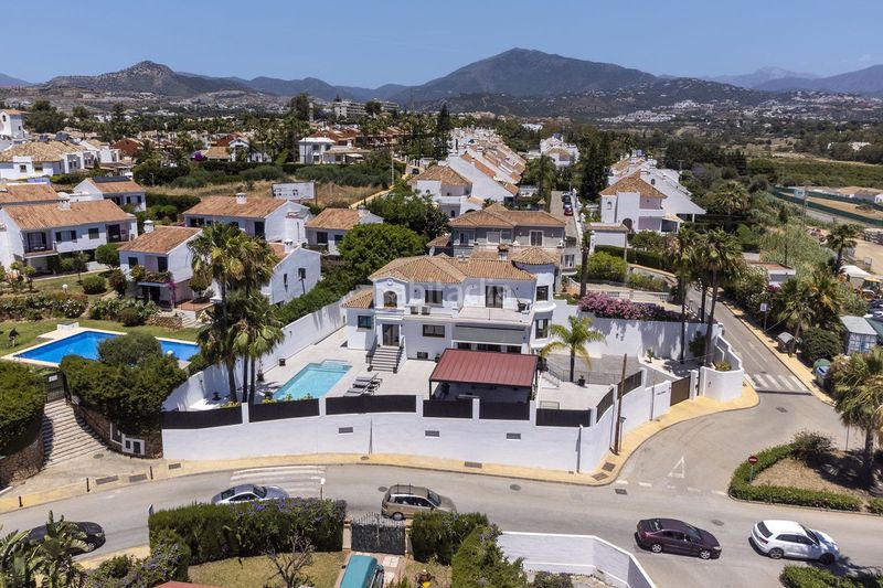 Foto 504f52c4-cb3a-43c3-ad8b-e0ba888e6b6b. Xalet amb calefacció aparcament piscina a Atalaya - Isdabe Estepona