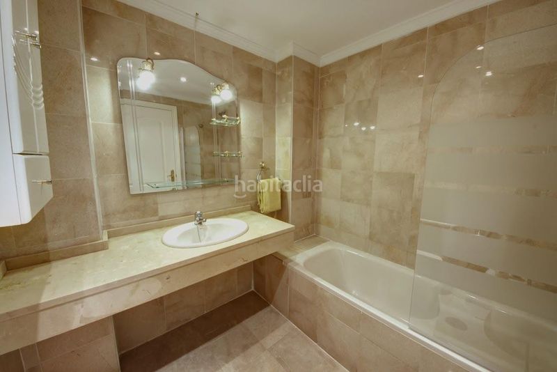 Foto bd6b9854-e4a9-455f-8984-adb5e3b49311. Apartament amb calefacció aparcament piscina a La Carihuela - Los Nidos Torremolinos
