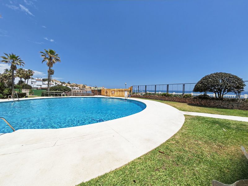 Foto 725f926e-eda1-4db6-a573-92963a328139. Apartament amb piscina a El Faro de Calaburra - Chaparral Mijas