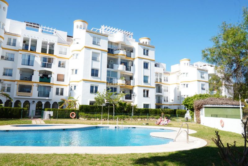 Foto f3684063-16ed-412d-815b-b625ea746315. Apartament amb aparcament piscina a Zona Centro Comercial Torrequebrada Benalmádena