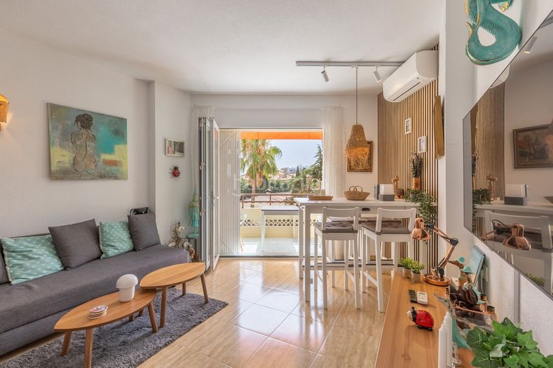 Foto 026184f2-4b09-41f0-93c3-3a0534684bb0. Apartament amb aparcament piscina a La Carihuela - Los Nidos Torremolinos