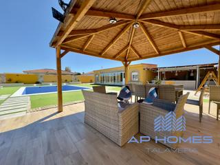 Casa a Lucillos. Amplia casa reformada de 6 dormitorios, con piscina, jardín priv