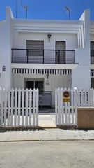 Reihenhaus in Playa de la Regla. Casa adosada de 4 dormitorios con gran porche, patio y terraza e