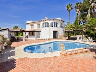 Casa in Portichol-Balcón al Mar. Espaciosa villa de dos plantas con piscina, garaje y cocina exte