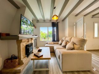 Casa a schiera in Montañar-El Arenal. Casa adosada renovada con estilo y terraza, jardín y garaje