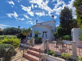 Haus in Gata de Gorgos. Elegante villa mediterránea con vistas al mar y piscina privada
