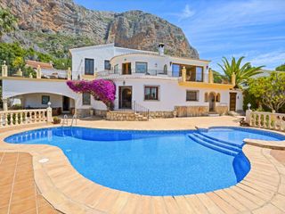 Haus in Montgó - Ermita. Villa privada familiar cerca de la cima del montgó  piscina, bar