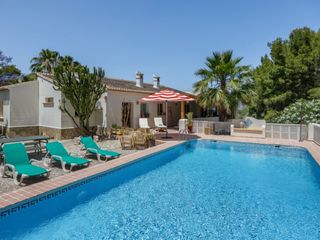 Casa en Partida Comunes-Adsubia. Elegante villa de 4 dormitorios en adsubia con piscina, cocina d