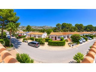 Maison jumelée à Pinar de Advocat-Cometa. Bungalow de esquina, parque moraira, costa blanca