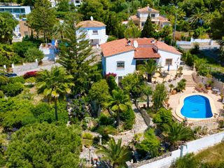 Casa a Paichi. Villa tranquila con piscina privada en venta en moraira