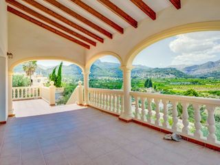 Casa in Orba. Villa moderna de lujo con vistas panorámicas al valle, piscina p