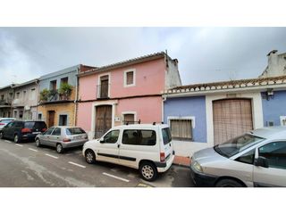 Casa adossada a Jesús Pobre. Oportunidad de inversión principal en el corazón de jesús pobre