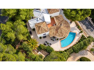 Maison à Callosa d´en Sarrià. Villa con vistas al mar en la urbanización de santa clara, cerca