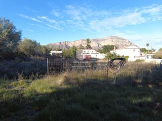 Masia a Partida Comunes-Adsubia. Parcela de terreno rural con edificio antiguo