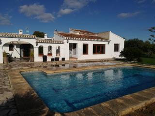 Casa a Partida Comunes-Adsubia. Exclusiva villa con gran parcela en las laderas, jávea  oportuni