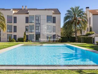 Apartament a Montañar-El Arenal. Apartamento de 2 dormitorios con balcón, piscina y garaje  cerca