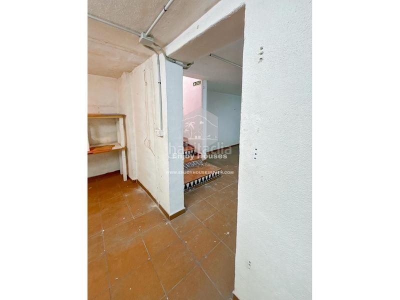 Foto 9e8f60a9-4d61-4f47-aea8-94160f5a875a. Local comercial  frente a las murallas del castillo en Dénia