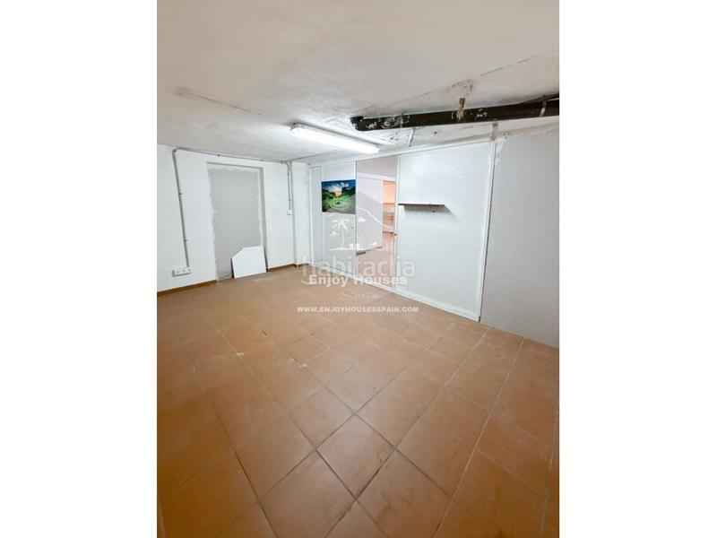 Foto a2e3db6c-1ba2-4f04-9deb-bf94a19fc835. Local comercial  frente a las murallas del castillo en Dénia