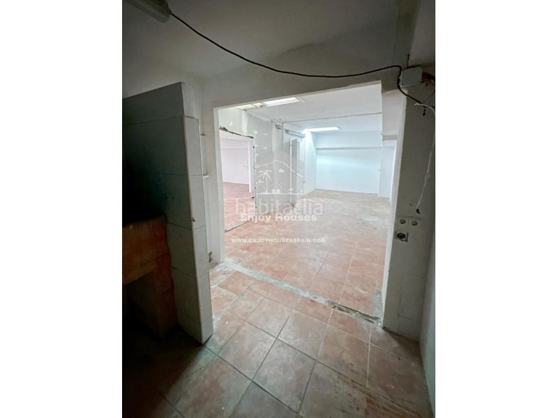 Foto c255e638-b96c-4539-8872-5940febfcb9f. Local comercial  frente a las murallas del castillo en Dénia
