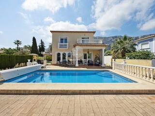 Casa a El Montgó. Elegante villa mediterránea a pocos minutos de la playa en la co