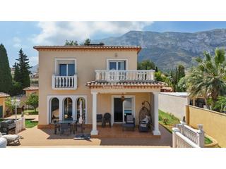 Casa a El Montgó. Elegante villa mediterránea a pocos minutos de la playa en la co
