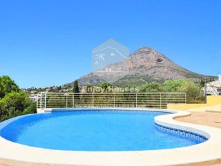 Casa en Partida Comunes-Adsubia. Elegante villa tradicional con vistas al montg, piscina infinit