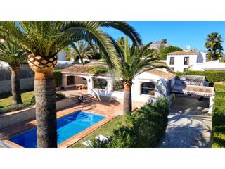 Casa  N/a. Elegante villa orientada al sur con apartamento de invitados en