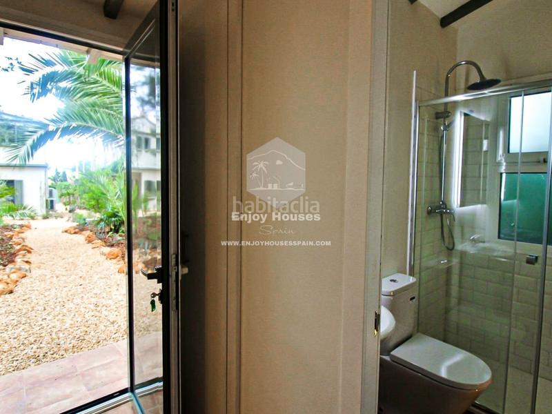Foto 7ab9095d-2d1d-4c14-9a50-ebe2b1542c76. Casa moderna villa de lujo con casa de invitados en las rotas, 5 dormitorios, máxima privacidad y acabados superiores en Dénia