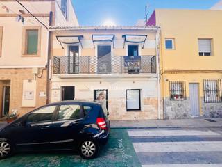 Casa adossada a Puerto. Oportunidad única de reforma a tan solo 30m del mar en el puerto